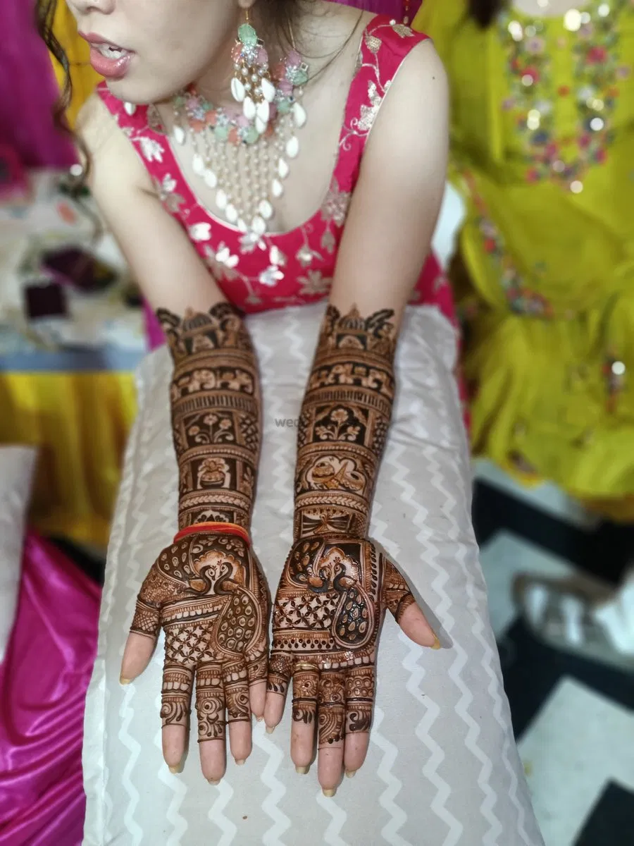 Back Hand Mehndi Design with Figures (2)