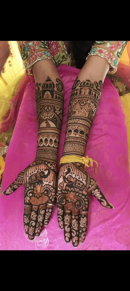 figure front hand mehndi design