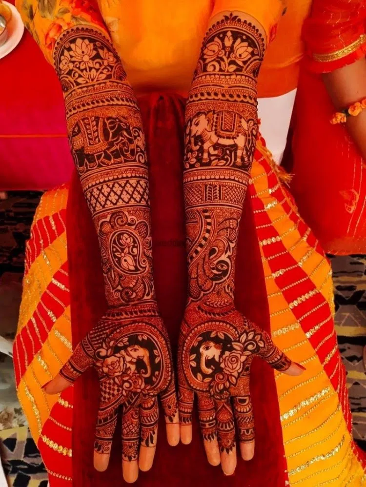 Heavy Foot Mehndi Design with Figures