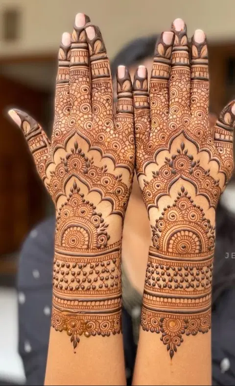 front hand mehndi design