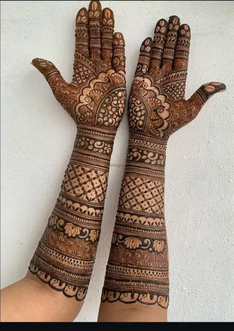 front hand mehndi design