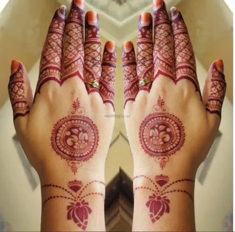 simple circle front hand mehndi design