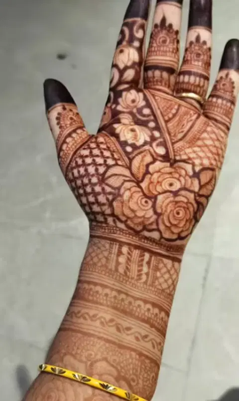 front hand mehndi design
