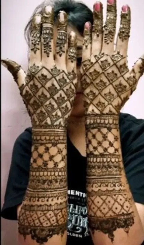 figure full hand mehndi design