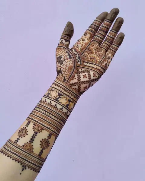 back hand mehndi design