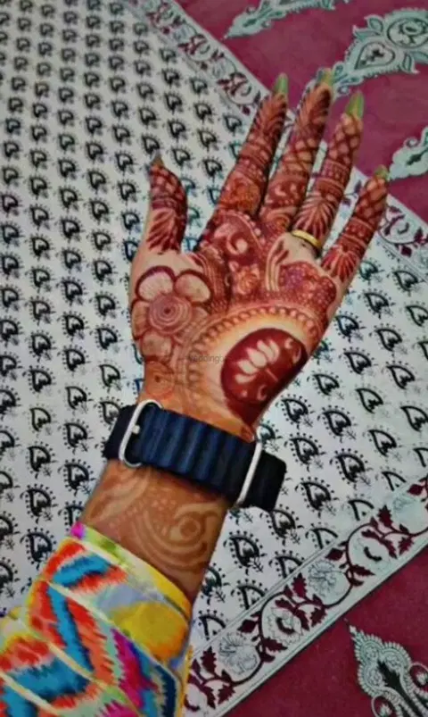 front hand mehndi design