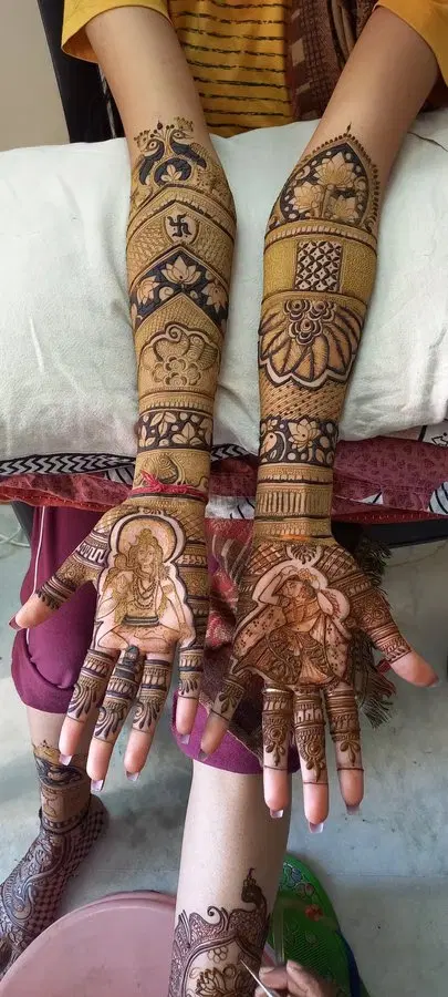 figure front hand mehndi design