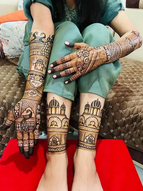 figure back hand mehndi design