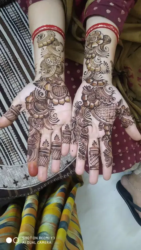 front hand mehndi design