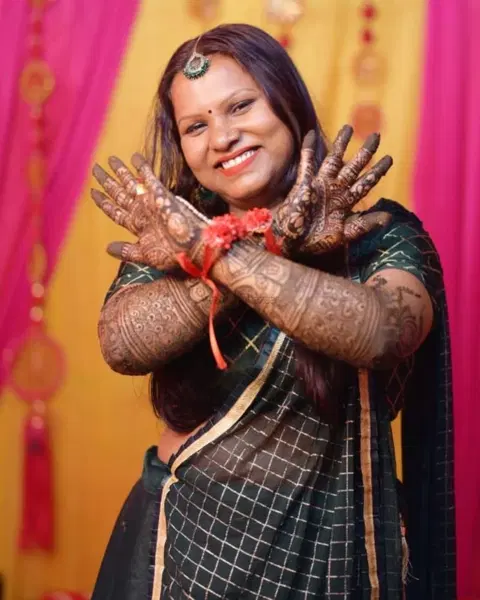 front hand mehndi design