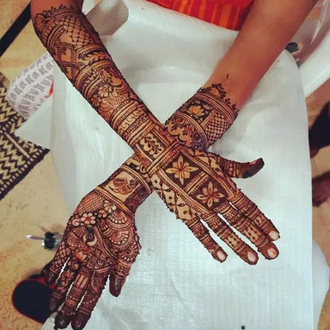 figure front hand mehndi design
