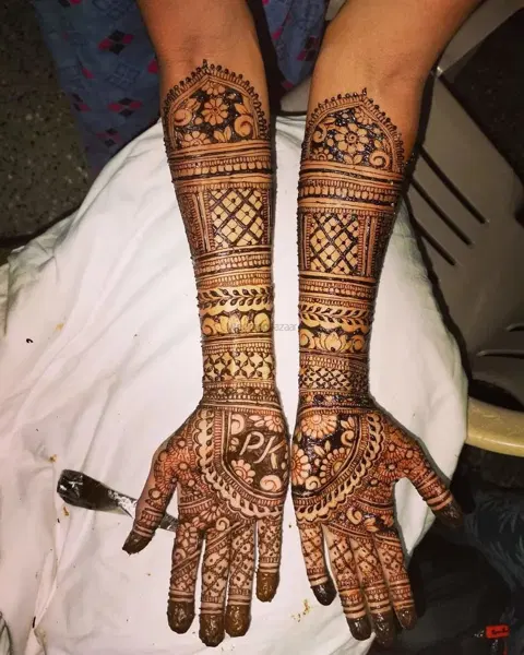 figure full hand mehndi design
