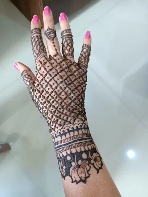 back hand mehndi design