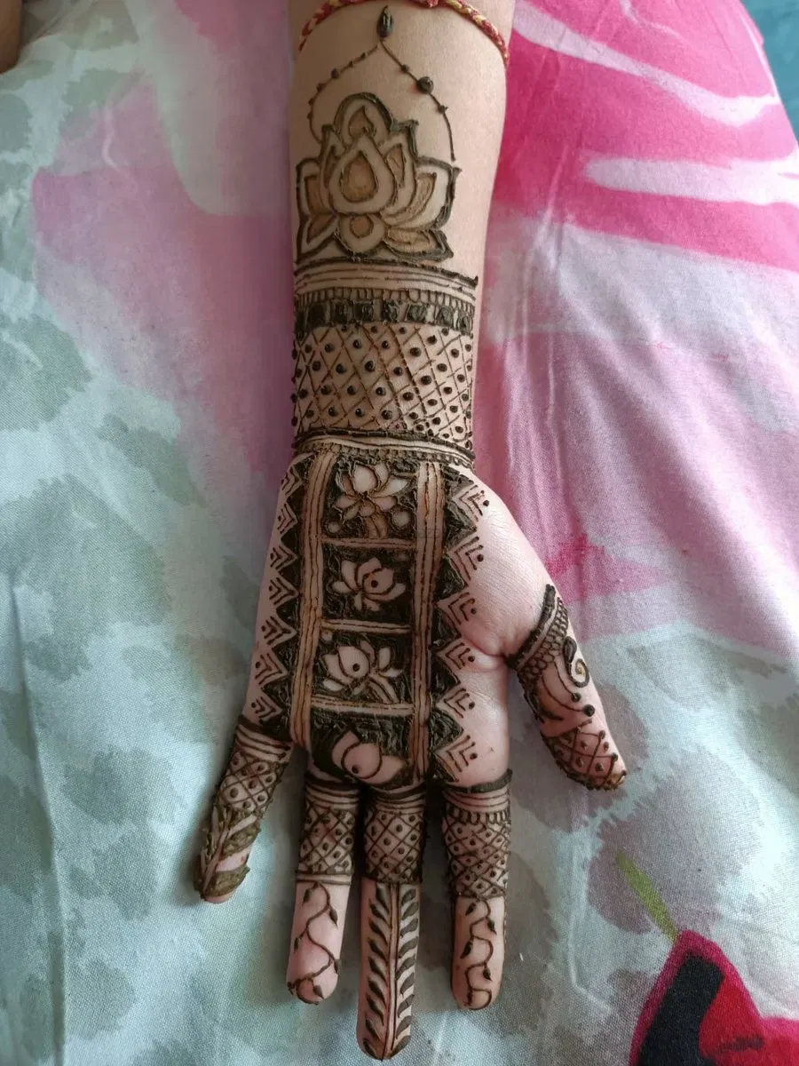 Back Hand Mehndi Design (2)
