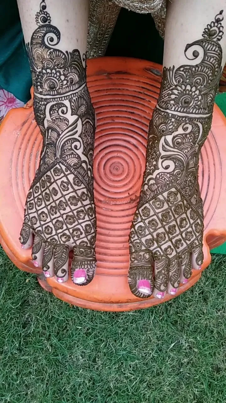 Foot Mehndi Design with Figures