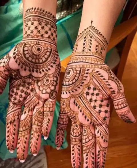 back hand mehndi design