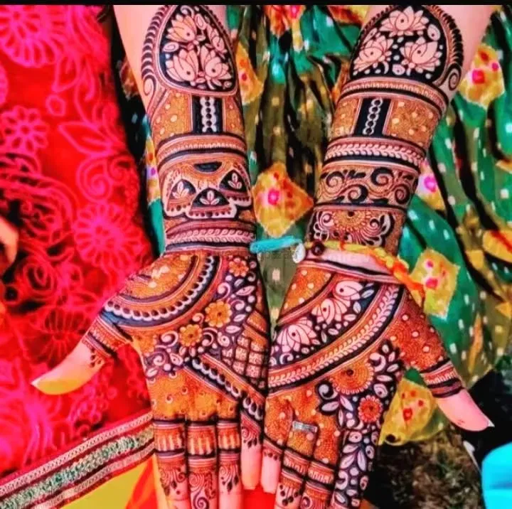 Back Hand Mehndi Design with Figures (2)