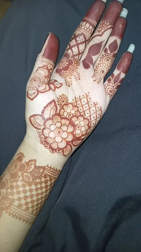 front hand mehndi design