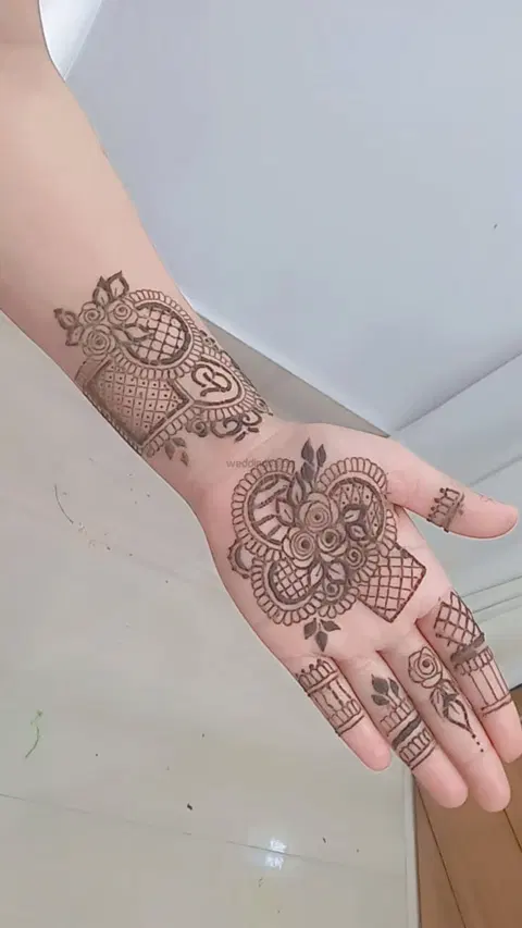 front hand mehndi design