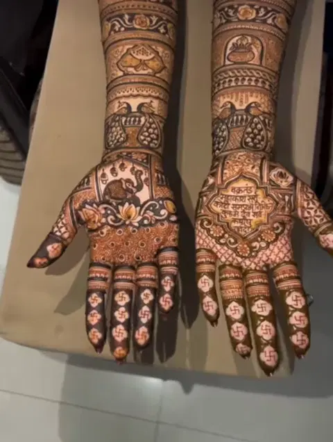 figure back hand mehndi design