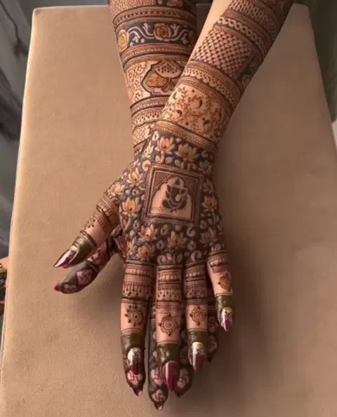 back hand mehndi design