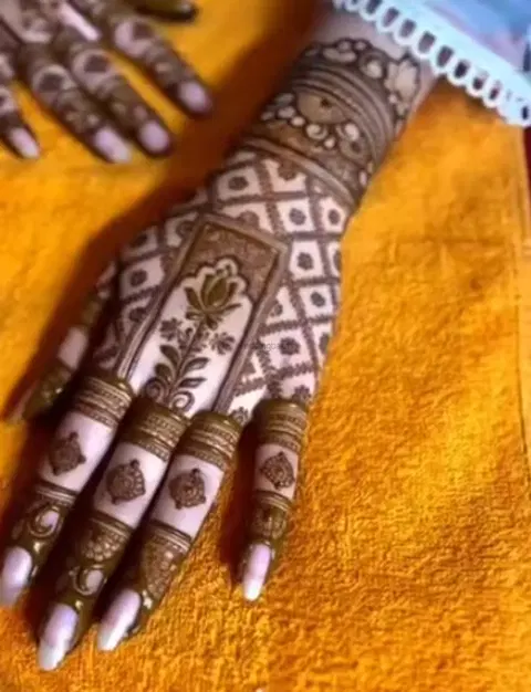 back hand mehndi design