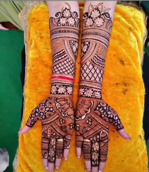 figure front hand mehndi design