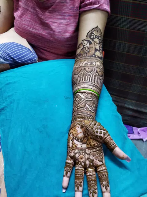 front hand mehndi design