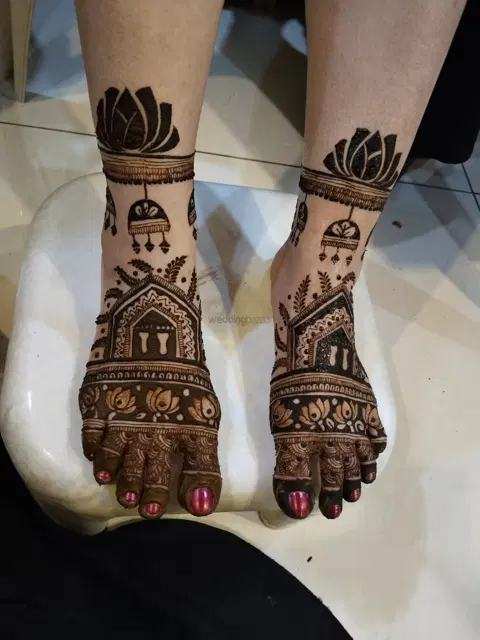 figure foot mehndi design