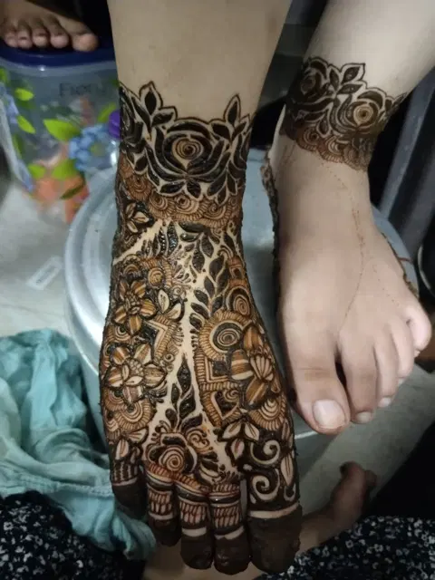 back hand mehndi design
