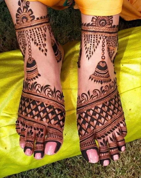 back hand mehndi design