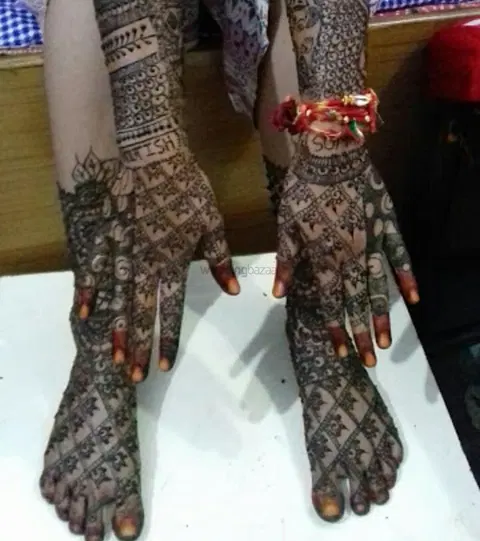 figure front hand mehndi design