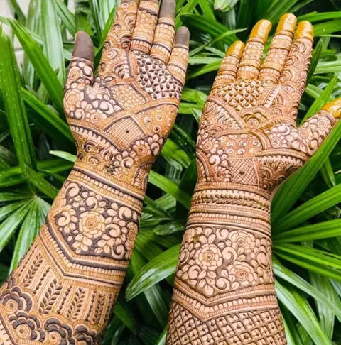 back hand mehndi design