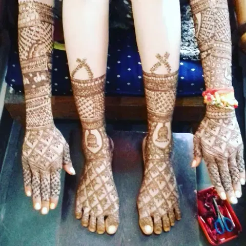figure back hand mehndi design