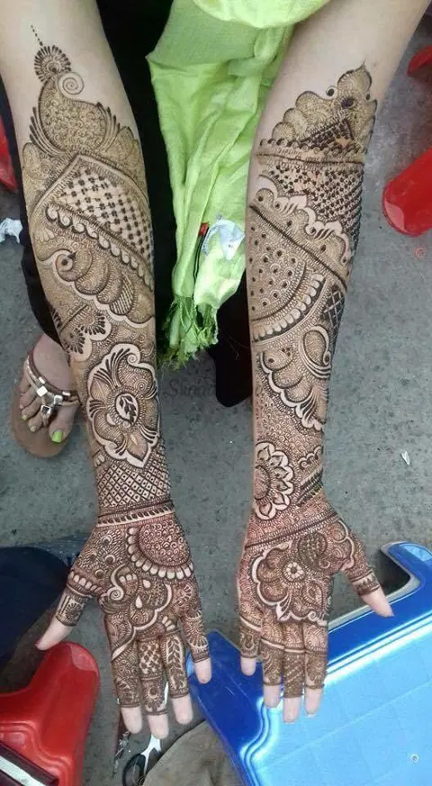 figure front hand mehndi design