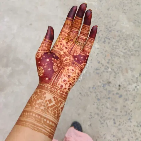 front hand mehndi design