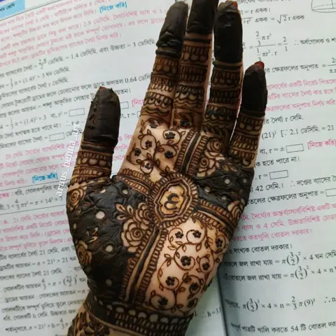 back hand mehndi design