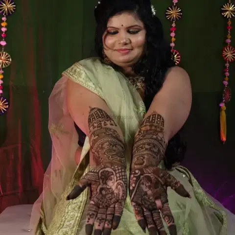 figure front hand mehndi design