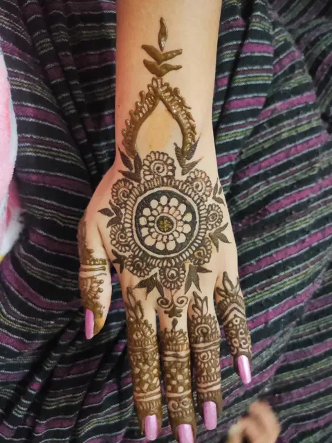 circle mehndi design