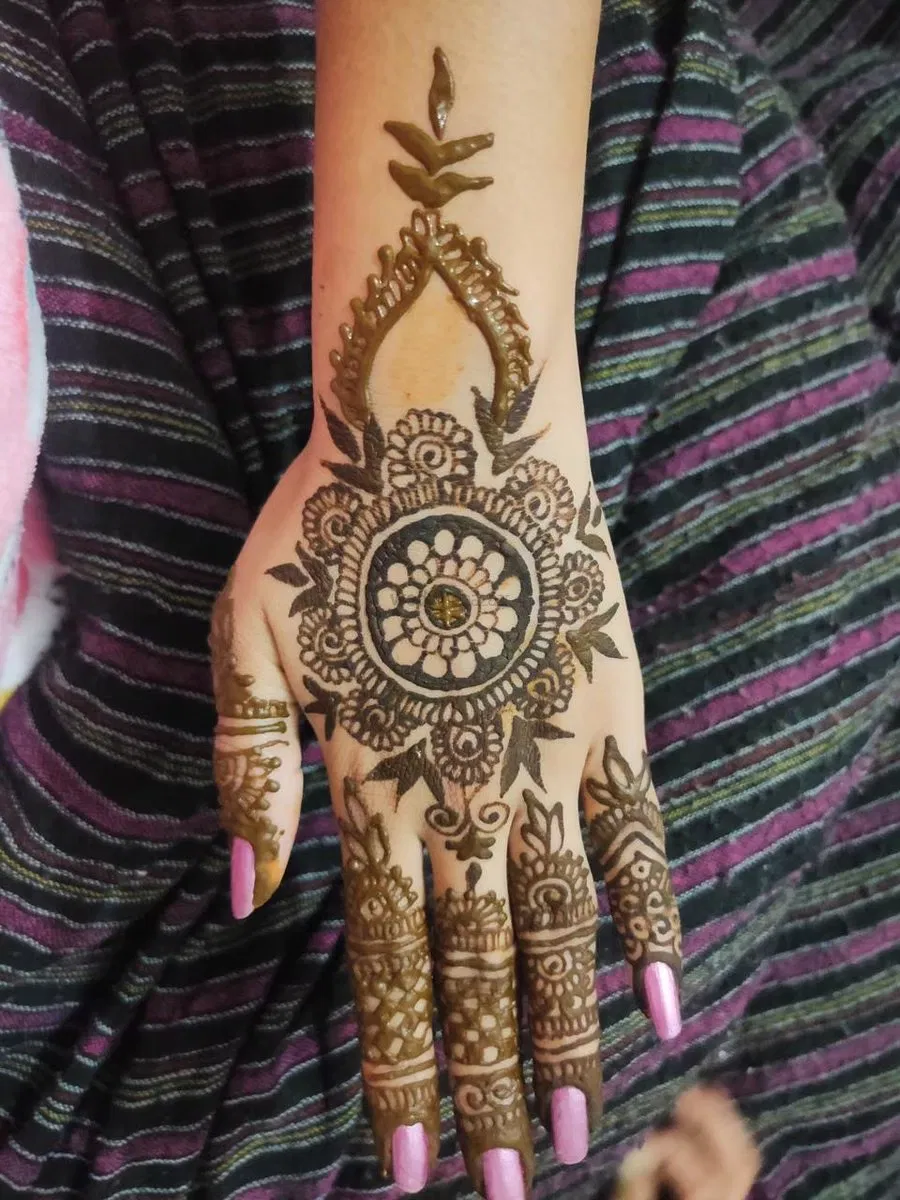 Mehndi Design with Gol Tikki