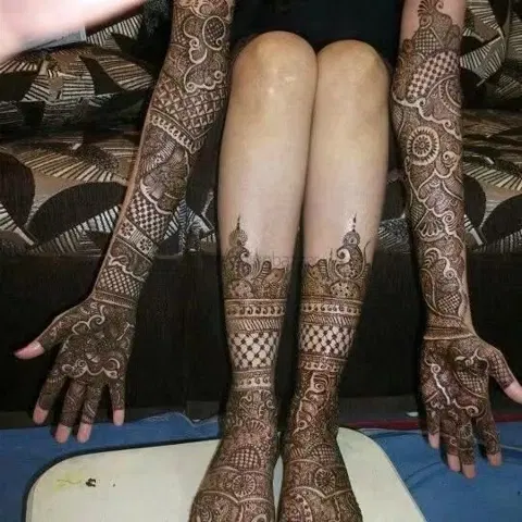 figure front hand mehndi design