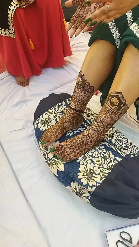 figure back hand mehndi design