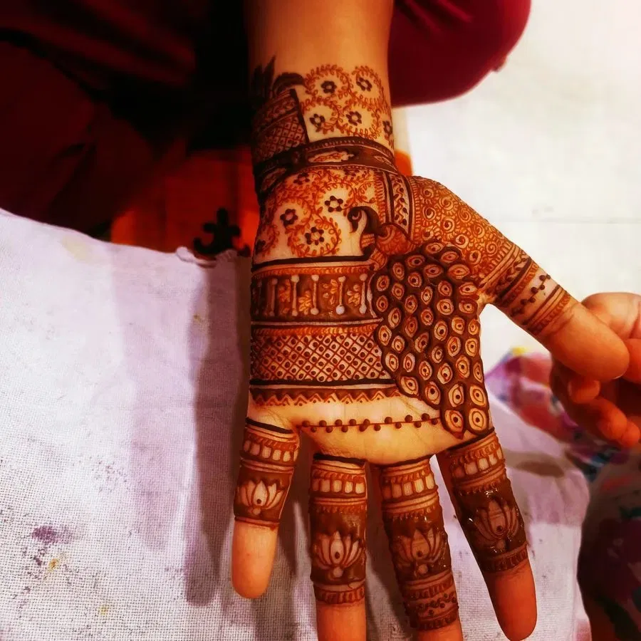 Mehndi Design with Figures (3)
