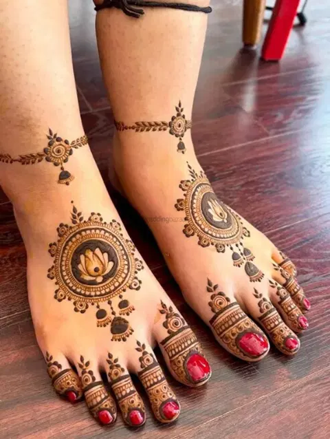 circle foot mehndi design