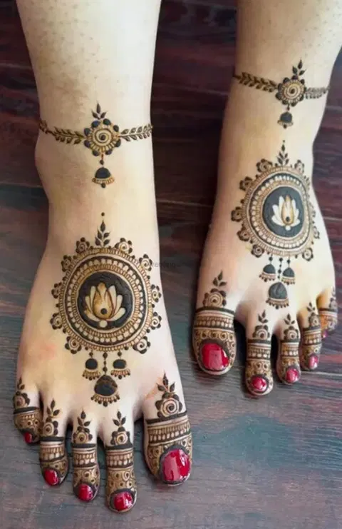 circle foot mehndi design