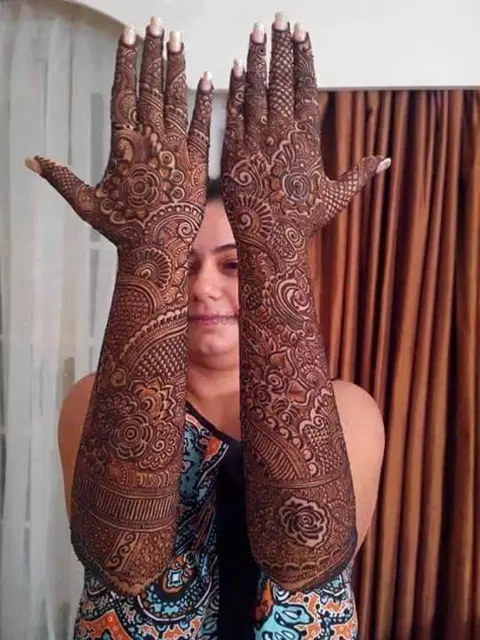 figure back hand mehndi design