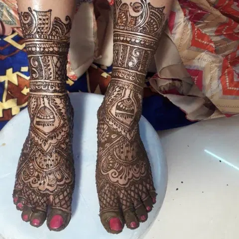 figure foot mehndi design