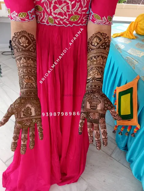 figure front hand mehndi design