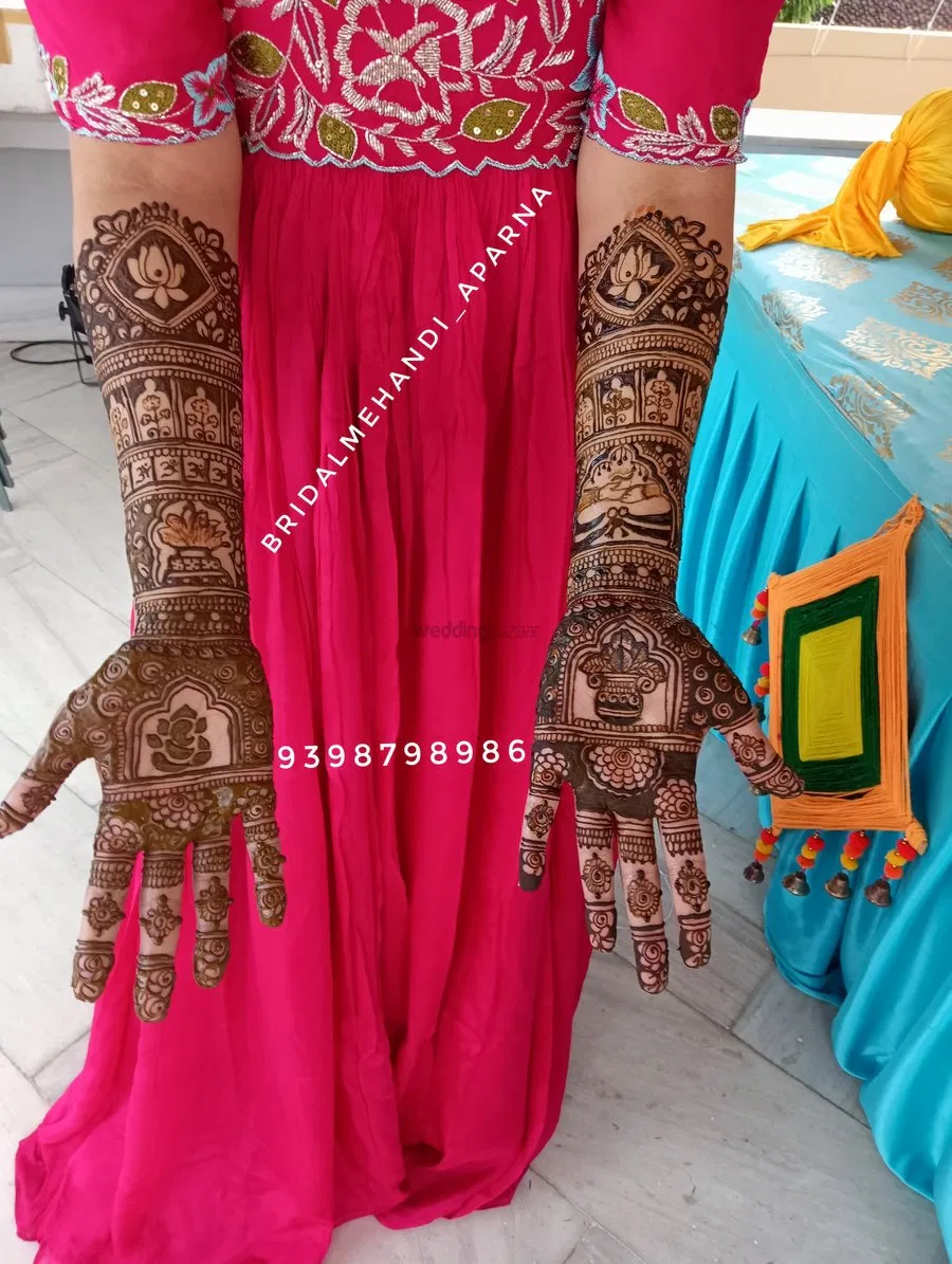 Front Hand Mehndi Design with Figures