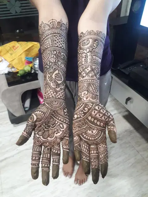 front hand mehndi design